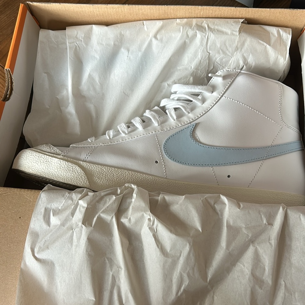 Blazer mid ‘77 vintage;  white Celestine blue – sale 14. In box.